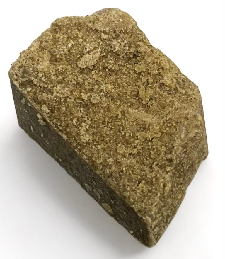Hash Piedra de color marrón, con una superficie rugosa y textura granular.